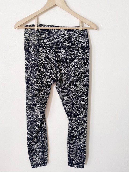 Lululemon wunder under cropped Black & White Marbled Leggings size 8 - Picture 3 of 5